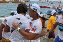 Heiva Paie (EDT) et David Tepava (Shell) les deux Peperu concurents dans un beau geste de fraternité après la lutte.jpg	Heiva Paie (EDT) et David Tepava (Shell) les deux Peperu concurents dans un beau geste de fraternité après la lutte