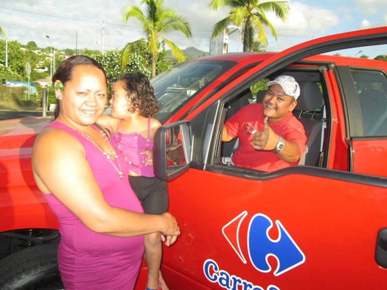 Tumoana Tamaititahio, l'heureux gagnant de la FORD F150 4X4 automatique. A la gauche de la photo, sa vahiné et sa fille. Tumoana Tamaititahio, l'heureux gagnant de la FORD F150 4X4 automatique. A la gauche de la photo, sa vahiné et sa fille.