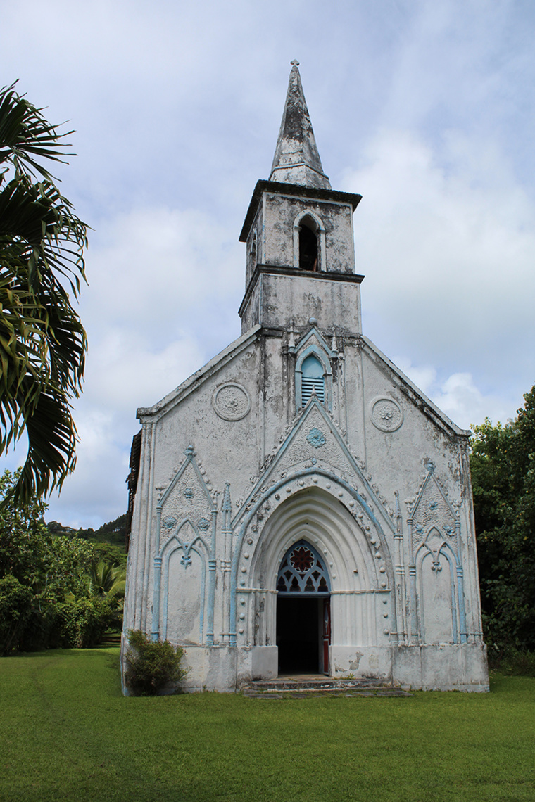 Taravai et son entrée d’inspiration gothique. De gros “sept-doigts” ornent la façade. Taravai et son entrée d’inspiration gothique. De gros “sept-doigts” ornent la façade.
