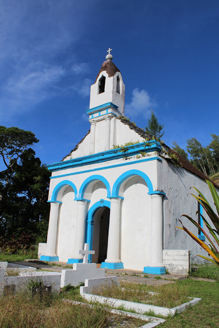 Au-dessus de Rikitea, la chapelle qui abrite la tombe du dernier roi des Gambier. Au-dessus de Rikitea, la chapelle qui abrite la tombe du dernier roi des Gambier.