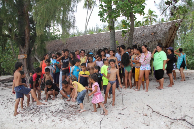 Des enfants défavorisés à la rencontre des baleines à moorea Des enfants défavorisés à la rencontre des baleines à moorea
