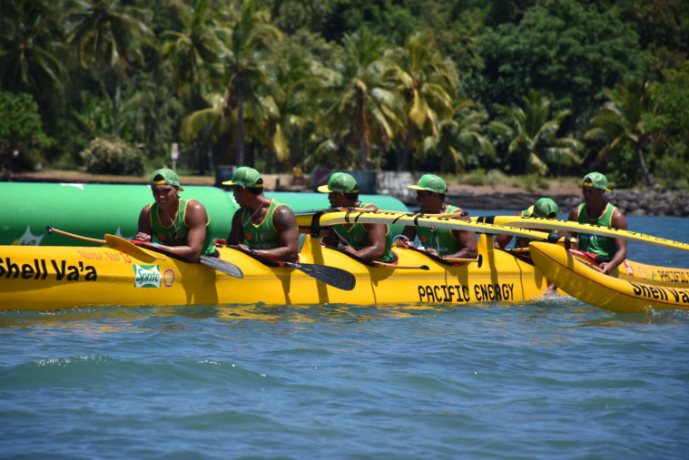 L'équipage de Shell A, barré par David Tepava, sur la ligne d'arrivée au parc Vaira'i L'équipage de Shell A, barré par David Tepava, sur la ligne d'arrivée au parc Vaira'i