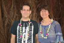 Louis-Karl Picard-Sioui et Virginia Pésémapéo Bordeleau  prennent la pose sous le banian de Te Fare Tauhiti Nui.