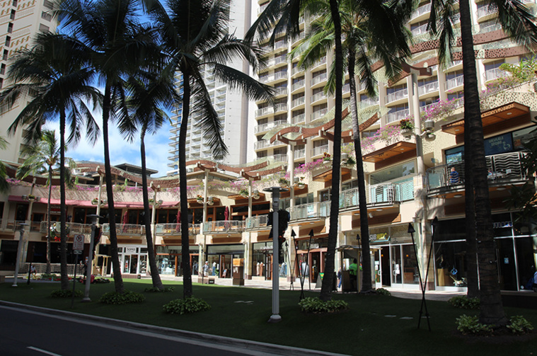 Ce petit centre commercial dans une rue proche du Hard Rock Café illustre le malaise que connaît Waikiki. Au premier étage, plus de la moitié des boutiques sont fermées : “on sale” ou “on lease” peut-on lire sur les portes... Ce petit centre commercial dans une rue proche du Hard Rock Café illustre le malaise que connaît Waikiki. Au premier étage, plus de la moitié des boutiques sont fermées : “on sale” ou “on lease” peut-on lire sur les portes...