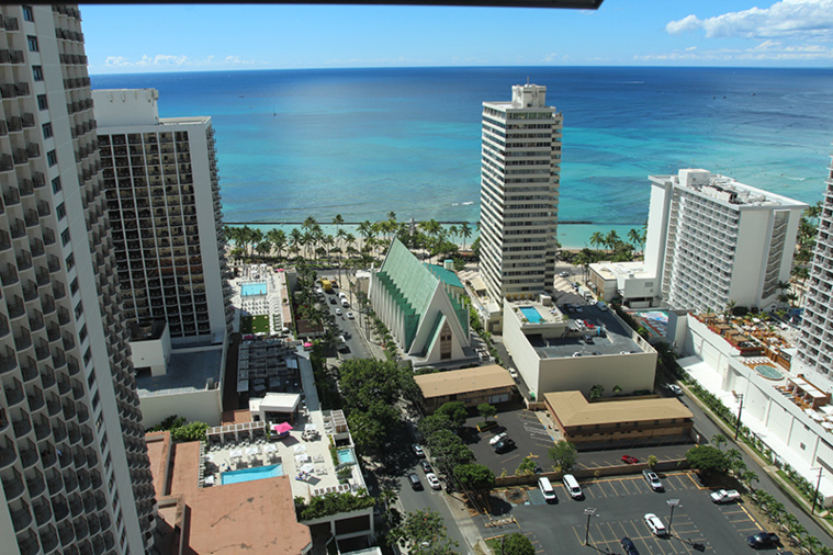 Les religieux de l’église St-Augustine of the Sea font de leur mieux pour aider les SDF, mais en même temps ils les fixent sur Waikiki, ce dont se plaignent certains commerçants. Les religieux de l’église St-Augustine of the Sea font de leur mieux pour aider les SDF, mais en même temps ils les fixent sur Waikiki, ce dont se plaignent certains commerçants.