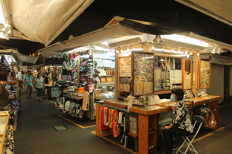 Le petit marché de babioles, il y a encore deux ans très fréquenté, connaît aujourd’hui une période de calme. Les touristes y sont nettement moins nombreux. Le petit marché de babioles, il y a encore deux ans très fréquenté, connaît aujourd’hui une période de calme. Les touristes y sont nettement moins nombreux.