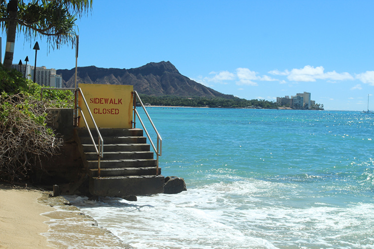 Ce passage, sur le Sheraton Boardwalk, n’est plus praticable sur une partie de son tracé ; on voit que les vagues ont emporté un morceau conséquent du chemin construit en bord de mer, l’eau s’infiltrant sous ce qui reste (pas grand-chose) des fondations de l’escalier dans l’attente de l’effondrement final. Ce passage, sur le Sheraton Boardwalk, n’est plus praticable sur une partie de son tracé ; on voit que les vagues ont emporté un morceau conséquent du chemin construit en bord de mer, l’eau s’infiltrant sous ce qui reste (pas grand-chose) des fondations de l’escalier dans l’attente de l’effondrement final.