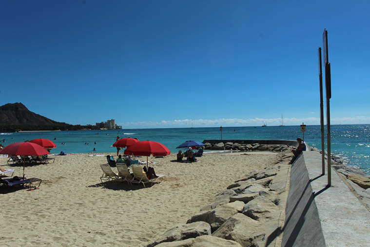 A l’une des extrémités de la plage proprement dite de Waikiki, une petite digue, une “diguette”, a été consolidée avec un peu de ciment. Mais elle est ridiculement trop petite pour entraver la force de l’océan. A l’une des extrémités de la plage proprement dite de Waikiki, une petite digue, une “diguette”, a été consolidée avec un peu de ciment. Mais elle est ridiculement trop petite pour entraver la force de l’océan.