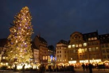 Strasbourg: le grand sapin de Noël penche comme la Tour de Pise Strasbourg: le grand sapin de Noël penche comme la Tour de Pise