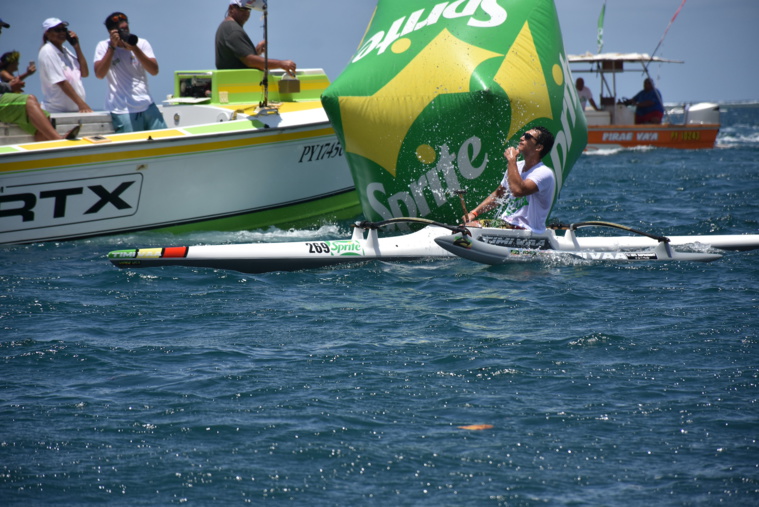 Hotuiterai Poroi, talentueux barreur du Team Air Tahiti Va'a, a fait parler sa science du surf. Hotuiterai Poroi, talentueux barreur du Team Air Tahiti Va'a, a fait parler sa science du surf.