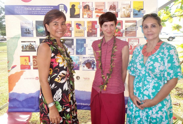 Le premier salon du livre de Bora Bora vient de se termine. Ici, ​Jasmina et Pascale de la DGEE entourent la romancière Flore Vesco.