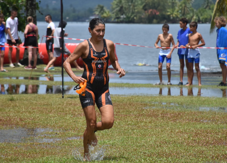 Guenaelle Rauby, deuxième au scratch chez les dames, profite du fait que Salomé de Barthez n'ait pas du licence dans un club tahitien pour remporter le titre.