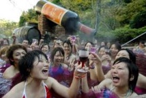 Un bain de Beaujolais Nouveau, rien de tel pour la peau, espèrent les Japonais Un bain de Beaujolais Nouveau, rien de tel pour la peau, espèrent les Japonais