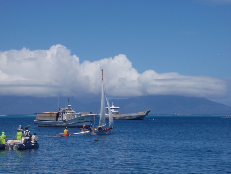 Le "Vaivai Te Moana", une pirogue à voile de 7 mètres  sortant de la passe de Papeete. (Photo d'une lectrice)