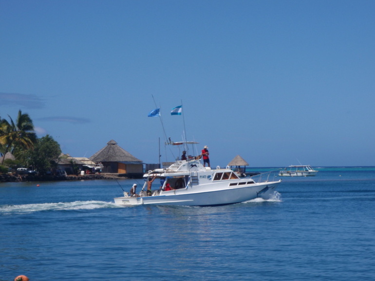 Le bateau-suiveur lors du départ du "Vaivai Te Moana" ce mardi à 10h.