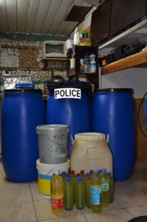 Alcool clandestin : la police saisit 3 300 litres de "pia hamani" Alcool clandestin : la police saisit 3 300 litres de "pia hamani"