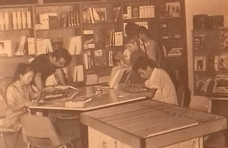 Les bibliothèques de la MJMC ouvrent le 10 janvier 1972, avec près 10 000 livres et une grande variété de choix, de la bande-dessinée aux classiques de la littérature.