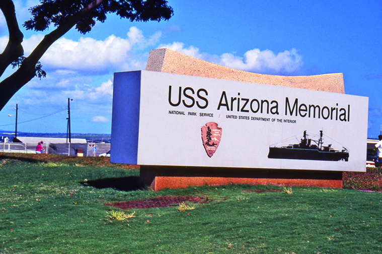 L'USS Arizona Memorial ; vous entrez là dans un site de mémoire où la sensibilité des Américains est encore à fleur de peau. Mais c’est aujourd’hui non plus par le Japon mais par la Chine qu’ils se sentent menacés.