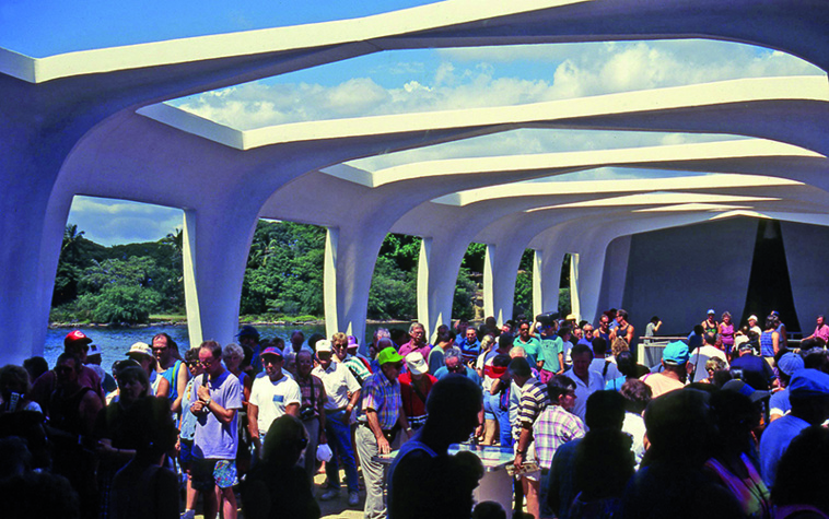 L'intérieur du mémorial de l'USS Arizona ; sous les pieds des visiteurs, 1 177 morts, la plupart des jeunes marins coincés dans la coque du cuirassier. On les entendit la frapper pendant plusieurs jours sans pouvoir leur porter secours. Ils moururent étouffés. L'intérieur du mémorial de l'USS Arizona ; sous les pieds des visiteurs, 1 177 morts, la plupart des jeunes marins coincés dans la coque du cuirassier. On les entendit la frapper pendant plusieurs jours sans pouvoir leur porter secours. Ils moururent étouffés.