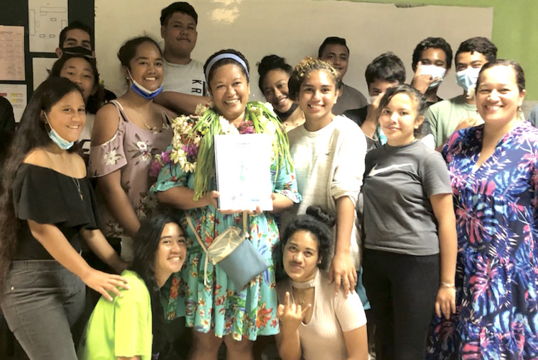 Titaua Peu, entourée des élèves de 3e et de leur professeur de français Tepoe Dorchain, à l'initiative de ce projet pédagogique.