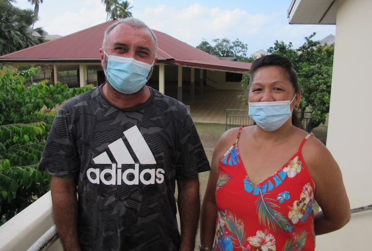 Christophe Jamoneau président de la fédération de football de Nuku Hiva et Mireille Tevaria directrice de l’école Patoa étaient réunis pour l’occasion. Ils ont félicité les élèves et ont annoncé la réinscription de l’école aux actions Foot à l’école de l’an prochain. Christophe Jamoneau président de la fédération de football de Nuku Hiva et Mireille Tevaria directrice de l’école Patoa étaient réunis pour l’occasion. Ils ont félicité les élèves et ont annoncé la réinscription de l’école aux actions Foot à l’école de l’an prochain.