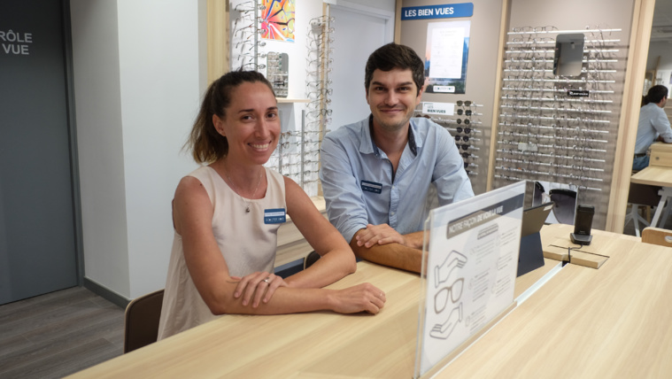 Arthur Bizeul manage le 1er centre optique mutualiste Ecoutez Voir. Ici accompagné de Roxane, opticienne diplômée.