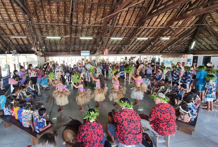 Le jeune Mathias reçu comme un prince à Rangiroa Le jeune Mathias reçu comme un prince à Rangiroa