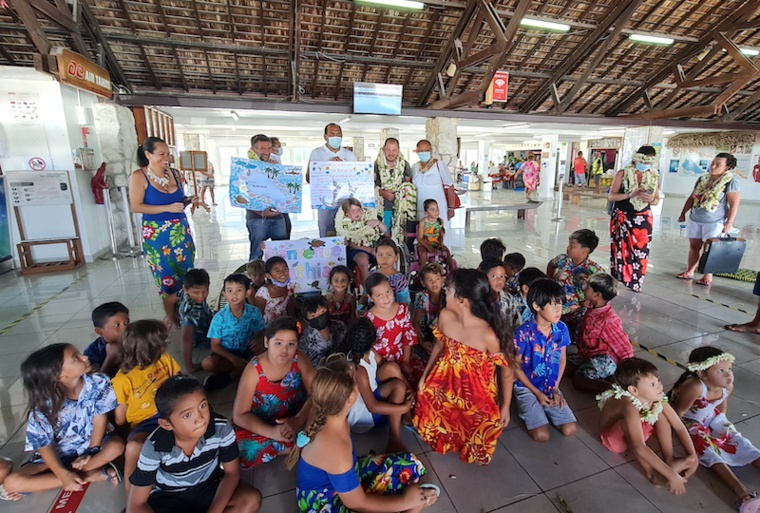 Le jeune Mathias reçu comme un prince à Rangiroa Le jeune Mathias reçu comme un prince à Rangiroa