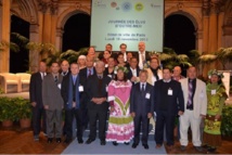 La délégation polynésienne entourant le président du SPCPF. Au premier rang on reconnait les maires des communes de Tahaa, Bora Bora, Punaauia, Raivavae, et Tubuai (Photo SPCPF)