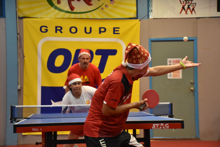 Les pongiste ont sorti leurs plus beaux habits de Noel pour disputer ce tournoi. Les pongiste ont sorti leurs plus beaux habits de Noel pour disputer ce tournoi.