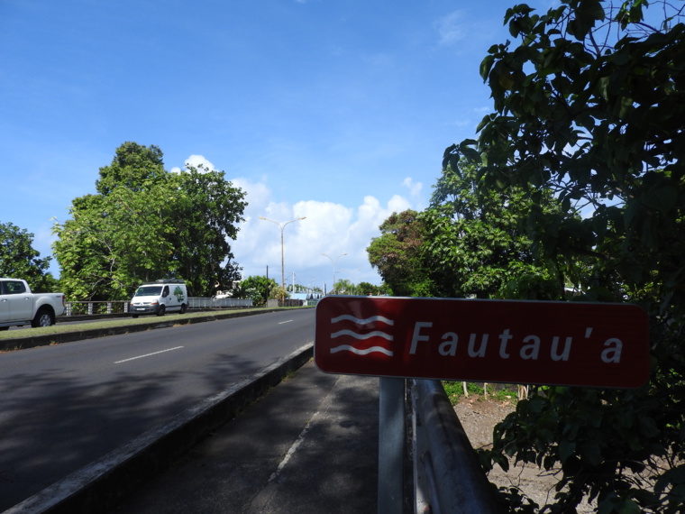 Les véhicules poids lourds pourront rouler uniquement sur la voie de droite Les véhicules poids lourds pourront rouler uniquement sur la voie de droite