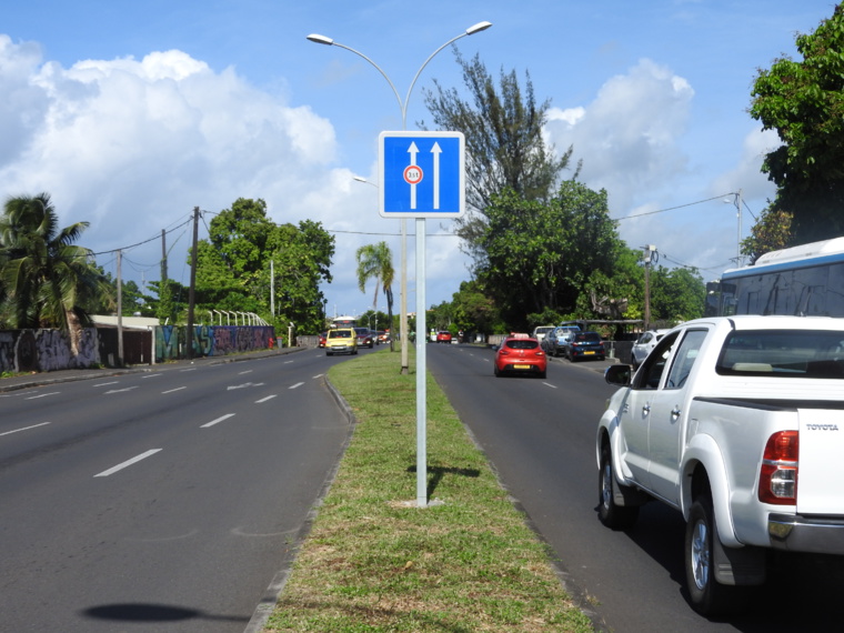 Panneau de signalisation dans le sens Papeete Pirae avant le pont de la Fautaua Panneau de signalisation dans le sens Papeete Pirae avant le pont de la Fautaua