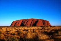 Dans le désert australien, on contemple Uluru, mais on évite d'y grimper Dans le désert australien, on contemple Uluru, mais on évite d'y grimper