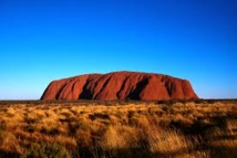Dans le désert australien, on contemple Uluru, mais on évite d'y grimper