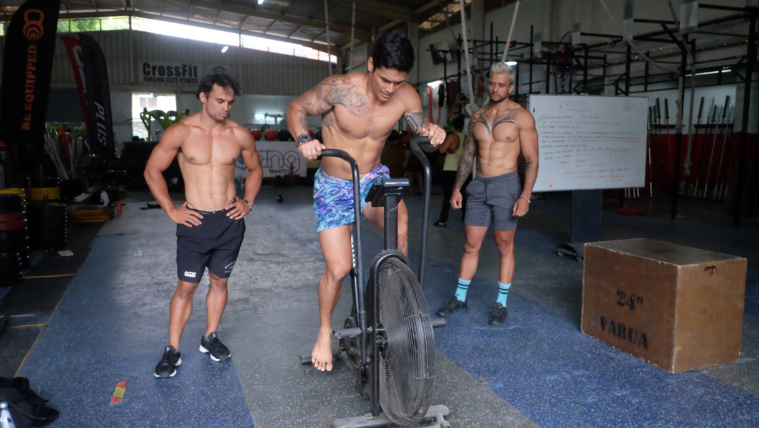 (de gauche à droite) Vaihau Bottari, Teremu Touatekina et Yves Tehau, les Nahiti Bros, au début de l'une de leur séance d'entraînement.