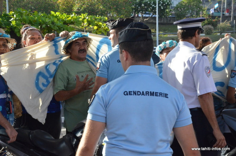Des militants Tavini manifestent dès l’arrivée de Lurel Des militants Tavini manifestent dès l’arrivée de Lurel