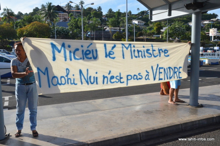 Des militants Tavini manifestent dès l’arrivée de Lurel Des militants Tavini manifestent dès l’arrivée de Lurel