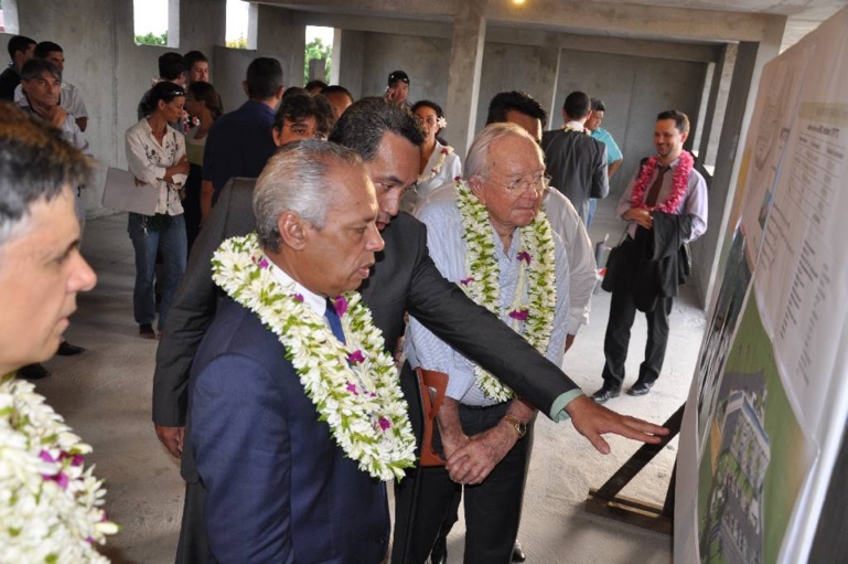 Outumaoro : Victorin Lurel visite le chantier de construction des logements sociaux Nina Peata