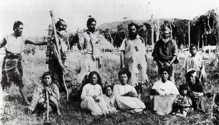 La sérénité actuelle de Chatham ne doit pas faire oublier que ces îles furent le théâtre d’un des pires épisodes de colonisation dans le Pacifique Sud. Des Maoris venus de Nouvelle-Zélande attaquèrent le peuple premier vivant sur place, les Morioris, non violents. Ces derniers furent réduits en esclavage, traités comme du bétail et à ce titre régulièrement mangés par les Maoris. Les rare survivant n’ont toujours pas récupérés leurs terres...
