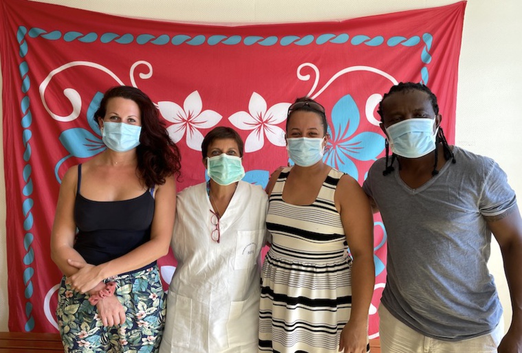 Docteur Aude Pietroni, entourée de l'équipe médicale de Hao, Cécile, Marie-Ange et Ruben. Docteur Aude Pietroni, entourée de l'équipe médicale de Hao, Cécile, Marie-Ange et Ruben.