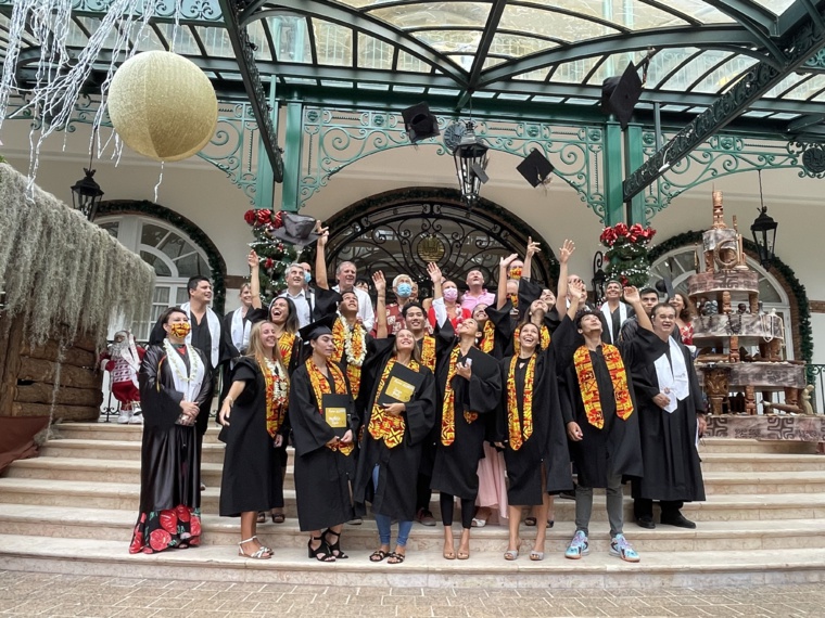 Les lauréats de l'ECT lancent leur mortier en l'air pour fêter leur diplôme Les lauréats de l'ECT lancent leur mortier en l'air pour fêter leur diplôme