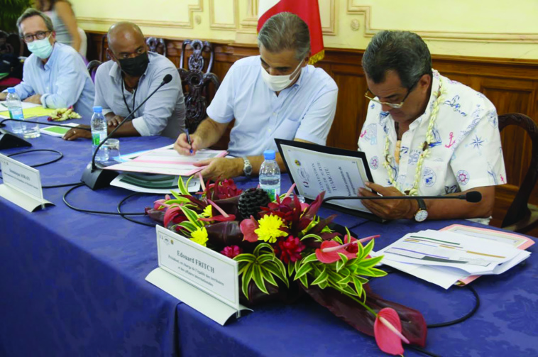 Six bâtiments qui joignent l'utile à la survie aux Tuamotu