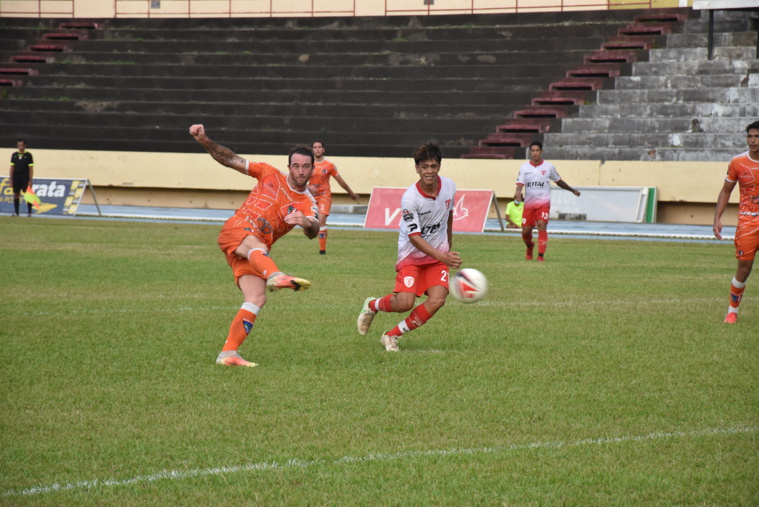 Benoit Mathon, attaquant de Pirae, face à Excelsior. Benoit Mathon, attaquant de Pirae, face à Excelsior.