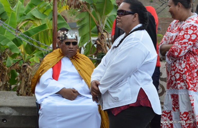 Nani Faari, le 17 octobre dernier à Outumaoro, en présence de Teiri Athanase qui se fait aujourd’hui appeler Roi Taginuihoe
