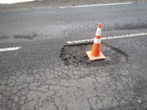Trou dans la chaussée et crevaisons en série du coté de la grotte de Maraa Trou dans la chaussée et crevaisons en série du coté de la grotte de Maraa