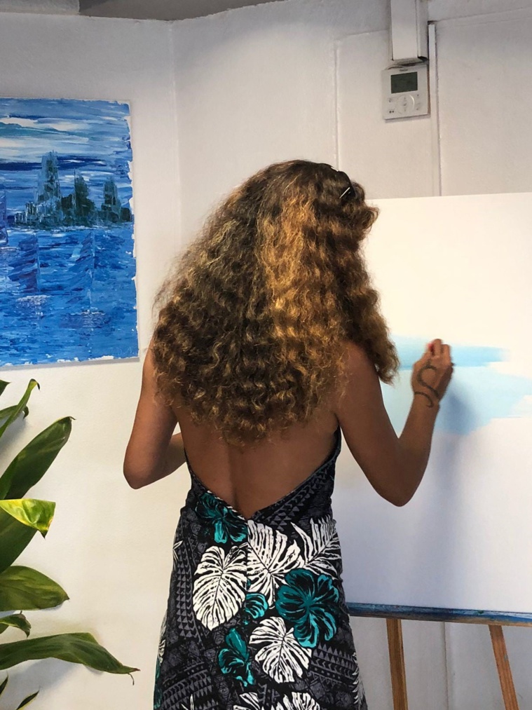 Mia Williams lors de sa première exposition. Crédit photo : Hugues Cochard Mia Williams lors de sa première exposition. Crédit photo : Hugues Cochard