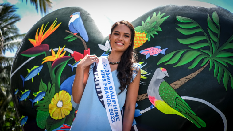 Tumateata Buisson et ses deux écharpes. Tumateata Buisson et ses deux écharpes.