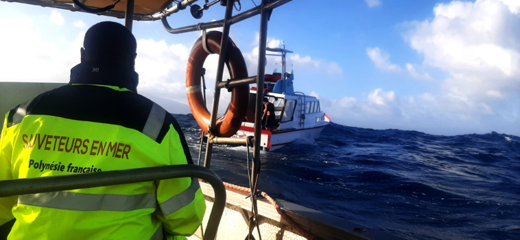 Sauvetage de 14 personnes sur un bonitier au large des Marquises Sauvetage de 14 personnes sur un bonitier au large des Marquises