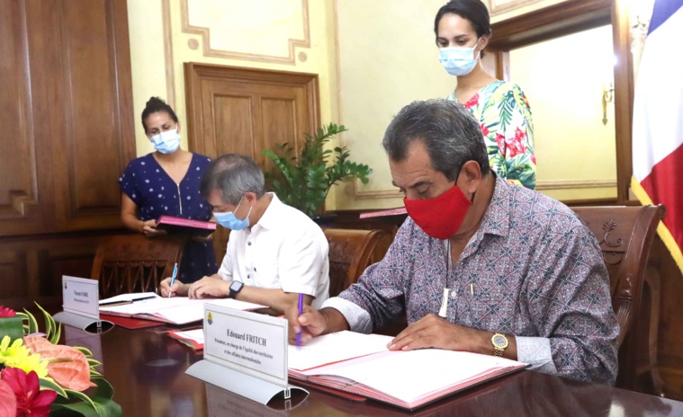 Signature de la convention par le président Edouard Fritch et le directeur de la CPS Vincent Fabre