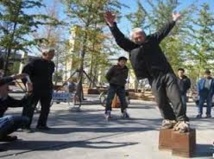 Un Chinois y va avec des pieds de plomb... mais un coeur léger Un Chinois y va avec des pieds de plomb... mais un coeur léger